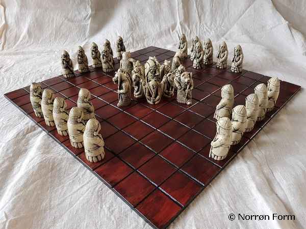 Askoy-Hnefatafl-boardgame-complete
